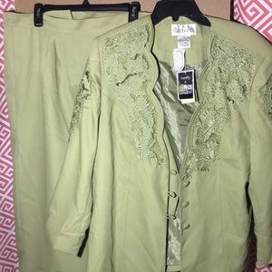 Carlucci women’s light green 2 piece suit (size 16)